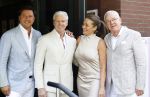 Blaricum / Amstelveen 28 mei 2026
Oger Lusink en zijn vrouw Ellen trouwen in het gemeentehuis van Blaricum en daarna hebben ze een lunch bij restaurant Aan de Poel . Dries Roelvink en zijn vrouw Honoria samen met Guido Maas en Sander Lusink 
