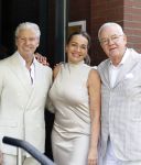 Blaricum / Amstelveen 28 mei 2026
Oger Lusink en zijn vrouw Ellen trouwen in het gemeentehuis van Blaricum en daarna hebben ze een lunch bij restaurant Aan de Poel . Dries Roelvink en zijn vrouw Honoria samen met Guido Maas en Sander Lusink 