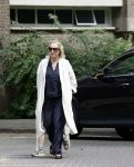 Amsterdam 5 juli 2026
Eva Jinek haalt samen met haar zoon een prachtige bos bloemen in Amsterdam zuid.