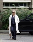 Amsterdam 5 juli 2026
Eva Jinek haalt samen met haar zoon een prachtige bos bloemen in Amsterdam zuid.