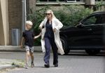 Amsterdam 5 juli 2026
Eva Jinek haalt samen met haar zoon een prachtige bos bloemen in Amsterdam zuid.