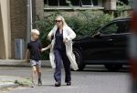 Amsterdam 5 juli 2026
Eva Jinek haalt samen met haar zoon een prachtige bos bloemen in Amsterdam zuid.