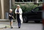 Amsterdam 5 juli 2026
Eva Jinek haalt samen met haar zoon een prachtige bos bloemen in Amsterdam zuid.