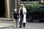 Amsterdam 5 juli 2026
Eva Jinek haalt samen met haar zoon een prachtige bos bloemen in Amsterdam zuid.