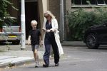 Amsterdam 5 juli 2026
Eva Jinek haalt samen met haar zoon een prachtige bos bloemen in Amsterdam zuid.