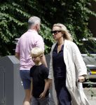Amsterdam 5 juli 2026
Eva Jinek haalt samen met haar zoon een prachtige bos bloemen in Amsterdam zuid.