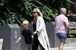 Amsterdam 5 juli 2026
Eva Jinek haalt samen met haar zoon een prachtige bos bloemen in Amsterdam zuid.