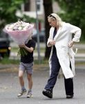 Amsterdam 5 juli 2026
Eva Jinek haalt samen met haar zoon een prachtige bos bloemen in Amsterdam zuid.
