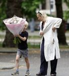 Amsterdam 5 juli 2026
Eva Jinek haalt samen met haar zoon een prachtige bos bloemen in Amsterdam zuid.
