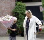 Amsterdam 5 juli 2026
Eva Jinek haalt samen met haar zoon een prachtige bos bloemen in Amsterdam zuid.