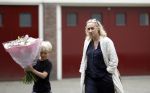 Amsterdam 5 juli 2026
Eva Jinek haalt samen met haar zoon een prachtige bos bloemen in Amsterdam zuid.