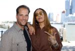 Rotterdam 1 juli 2026
Presentatie de pianoman van Jeroen v d Boom . Gastoptredens zijn er van Mart Hoogkamer Glennis Grace Waylon Luuk v d Boom Kimberly Fransens en Sezina Kelsey. Glennis Grace met haar manager Sjoerd Bodewes
