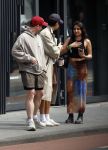 Amsterdam 27 mei 2026
Harry Styles en zijn beveiliger lopen door Amsterdam zuid. Harry geeft 10 concerten in de Johan Cruijff arena.
