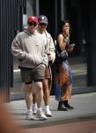 Amsterdam 27 mei 2026
Harry Styles en zijn beveiliger lopen door Amsterdam zuid. Harry geeft 10 concerten in de Johan Cruijff arena.