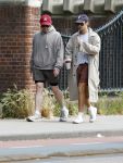 Amsterdam 27 mei 2026
Harry Styles en zijn beveiliger lopen door Amsterdam zuid. Harry geeft 10 concerten in de Johan Cruijff arena.