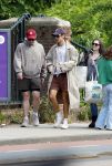 Amsterdam 27 mei 2026
Harry Styles en zijn beveiliger lopen door Amsterdam zuid. Harry geeft 10 concerten in de Johan Cruijff arena.
