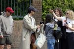 Amsterdam 27 mei 2026
Harry Styles en zijn beveiliger lopen door Amsterdam zuid. Harry geeft 10 concerten in de Johan Cruijff arena.