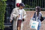 Amsterdam 27 mei 2026
Harry Styles en zijn beveiliger lopen door Amsterdam zuid. Harry geeft 10 concerten in de Johan Cruijff arena.