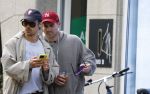 Amsterdam 27 mei 2026
Harry Styles en zijn beveiliger lopen door Amsterdam zuid. Harry geeft 10 concerten in de Johan Cruijff arena.