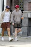 Amsterdam 27 mei 2026
Harry Styles en zijn beveiliger lopen door Amsterdam zuid. Harry geeft 10 concerten in de Johan Cruijff arena.