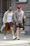 Amsterdam 27 mei 2026
Harry Styles en zijn beveiliger lopen door Amsterdam zuid. Harry geeft 10 concerten in de Johan Cruijff arena.