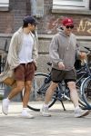 Amsterdam 27 mei 2026
Harry Styles en zijn beveiliger lopen door Amsterdam zuid. Harry geeft 10 concerten in de Johan Cruijff arena.