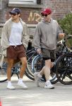 Amsterdam 27 mei 2026
Harry Styles en zijn beveiliger lopen door Amsterdam zuid. Harry geeft 10 concerten in de Johan Cruijff arena.