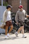 Amsterdam 27 mei 2026
Harry Styles en zijn beveiliger lopen door Amsterdam zuid. Harry geeft 10 concerten in de Johan Cruijff arena.