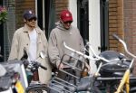 Amsterdam 27 mei 2026
Harry Styles en zijn beveiliger lopen door Amsterdam zuid. Harry geeft 10 concerten in de Johan Cruijff arena.
