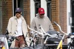 Amsterdam 27 mei 2026
Harry Styles en zijn beveiliger lopen door Amsterdam zuid. Harry geeft 10 concerten in de Johan Cruijff arena.