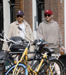 Amsterdam 27 mei 2026
Harry Styles en zijn beveiliger lopen door Amsterdam zuid. Harry geeft 10 concerten in de Johan Cruijff arena.