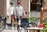 Amsterdam 27 mei 2026
Harry Styles en zijn beveiliger lopen door Amsterdam zuid. Harry geeft 10 concerten in de Johan Cruijff arena.