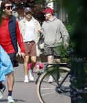 Amsterdam 27 mei 2026
Harry Styles en zijn beveiliger lopen door Amsterdam zuid. Harry geeft 10 concerten in de Johan Cruijff arena.