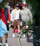 Amsterdam 27 mei 2026
Harry Styles en zijn beveiliger lopen door Amsterdam zuid. Harry geeft 10 concerten in de Johan Cruijff arena.
