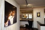 Amsterdam 11 juli 2026
Vandaag was het 25 jaar geleden dat Herman Brood zelf moord pleegde door van het Hilton Hotel af te springen .
Aanwezig Xandra Brood Holly Brood met partner Soy Kroon en Lola Brood met partner en 2 kinderen . Het vond Plaats in het Americain Hotel.