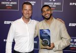 Maarssen 25 mei 2026
Ismael Saibari wordt gekozen tot beste speler van de nederlandse eredivie op het gala van ESPN in de Fabrique . ismael met een kennis 