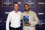 Maarssen 25 mei 2026
Ismael Saibari wordt gekozen tot beste speler van de nederlandse eredivie op het gala van ESPN in de Fabrique . ismael met een kennis 