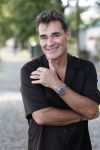 Rotterdam 1 juli 2026
Presentatie de pianoman van Jeroen v d Boom . Gastoptredens zijn er van Mart Hoogkamer Glennis Grace Waylon Luuk v d Boom Kimberly Fransens en Sezina Kelsey