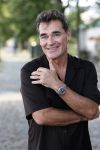 Rotterdam 1 juli 2026
Presentatie de pianoman van Jeroen v d Boom . Gastoptredens zijn er van Mart Hoogkamer Glennis Grace Waylon Luuk v d Boom Kimberly Fransens en Sezina Kelsey