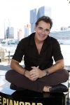 Rotterdam 1 juli 2026
Presentatie de pianoman van Jeroen v d Boom . Gastoptredens zijn er van Mart Hoogkamer Glennis Grace Waylon Luuk v d Boom Kimberly Fransens en Sezina Kelsey