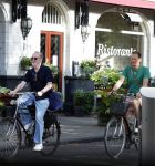 Amsterdam 29 mei 2026
Joep Onderdelinden met partner Hans op de fiets in Amsterdam zuid .