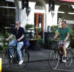 Amsterdam 29 mei 2026
Joep Onderdelinden met partner Hans op de fiets in Amsterdam zuid .