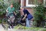 Amsterdam 29 mei 2026
Joep Onderdelinden met partner Hans op de fiets in Amsterdam zuid .