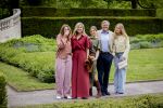 Den Haag 21 mei 2026
Fotouurtje met de koninklijke familie in de Hollandse tuin van Park Clingendael . Aanwezig Koning Willem Alexander Koningin Maxima Prinses Amalia Prinses Alexia en Prinses Ariane . 