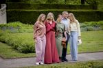 Den Haag 21 mei 2026
Fotouurtje met de koninklijke familie in de Hollandse tuin van Park Clingendael . Aanwezig Koning Willem Alexander Koningin Maxima Prinses Amalia Prinses Alexia en Prinses Ariane . 