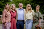 Den Haag 21 mei 2026
Fotouurtje met de koninklijke familie in de Hollandse tuin van Park Clingendael . Aanwezig Koning Willem Alexander Koningin Maxima Prinses Amalia Prinses Alexia en Prinses Ariane . 
