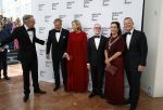 Amsterdam 2 juli 2026
Zijne Majesteit de Koning Willem Alexander en Hare Majesteit Koningin Maxima zijn aanwezig bij het gala van het Nationale Ballet ter ere van het afscheid van directeur Ted Brandsen. OOk burgemeester Femke Halsema en Commisaris v d Koningin Arthur v Dijk zijn aanwezig 