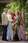 Den Haag 21 mei 2026
Fotouurtje met de koninklijke familie in de Hollandse tuin van Park Clingendael . Aanwezig Koning Willem Alexander Koningin Maxima Prinses Amalia Prinses Alexia en Prinses Ariane . 