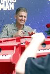 Rotterdam 1 juli 2026
Presentatie de pianoman van Jeroen v d Boom . Gastoptredens zijn er van Mart Hoogkamer Glennis Grace Waylon Luuk v d Boom Kimberly Fransens en Sezina Kelsey