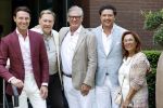 Blaricum / Amstelveen 28 mei 2026
Oger Lusink en zijn vrouw Ellen trouwen in het gemeentehuis van Blaricum en daarna hebben ze een lunch bij restaurant Aan de Poel . Martijn Lusink Oos Kewsbeke Leo v Vliet Sander Lusink en Miriam v Vliet 